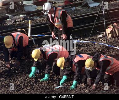 Gli esperti forensi conducono una ricerca della punta delle dita sulla scena dell'incidente ferroviario di Paddington, che ha causato almeno 30 vite e ha lasciato molte più persone gravemente ferite. Foto Stock