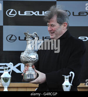 Il proprietario sincronizzato JP McManus celebra la sua vittoria nel Lexus Chase durante il Festival di Natale all'ippodromo di Leopardstown, Dublino, Irlanda. Foto Stock