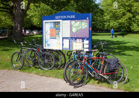 Popolari con i ciclisti Sefton Park infortmation segno, mappa e percorsi in Liverpool, Merseyside, Regno Unito Foto Stock