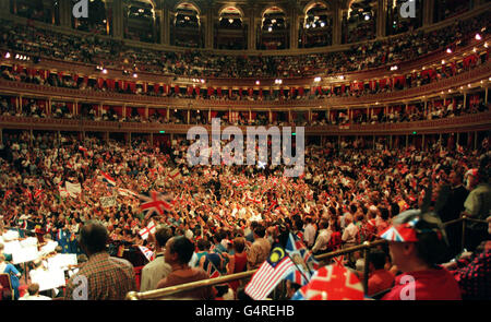 Ultima notte delle Promoe/udienza. L'ultima notte dei Proms finale ha incontrato il solito entusiasmo al Royal Albert Hall, a Londra. Foto Stock