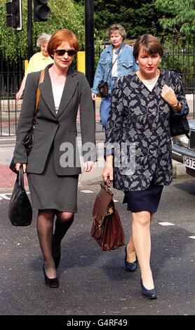 L'ex Segretario alla sicurezza sociale Harriet Harman (R) arriva con sua sorella Sarah, dopo pranzo al Central London County Court, dove ha dato prove nel caso del paziente psichiatrico John Masterson, dicendo come l'ex prigioniero aveva minacciato di ucciderla. * ...dopo aver arruolato un'ossessione di dieci anni. Foto Stock