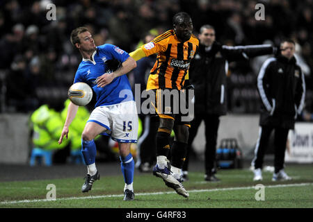 Calcio - Npower Football League Championship - Hull City / Barnsley - KC Stadium. Aaron McLean di Hull City e Wade Elliott di Birmingham City (a sinistra) lottano per la palla Foto Stock