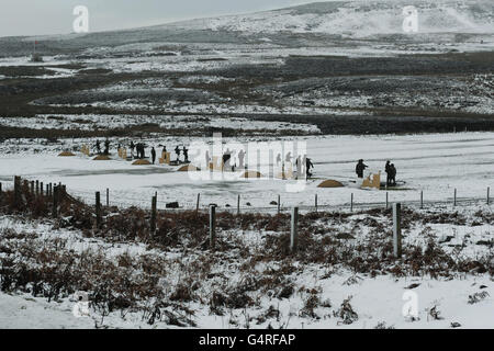 I soldati di Catterick Garrison si allenano nella neve sulle catene di tiro fuori Leyburn, nel Nord Yorkshire. Foto Stock