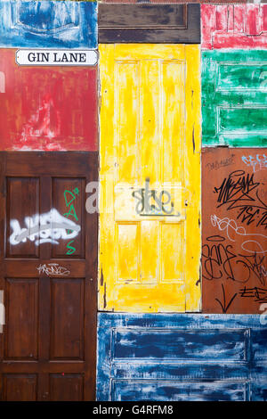 Un collage di varie porte in legno, Gin Lane, assemblati per formare la parte anteriore di un bar con licenza di Liverpool, Merseyside, Regno Unito Foto Stock