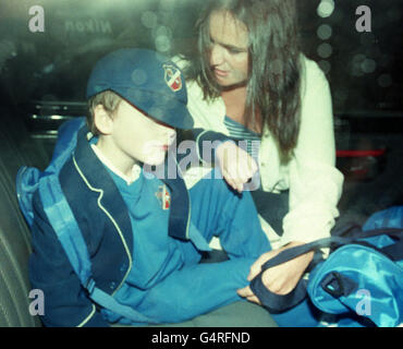 Il figlio di Patsy Kensit, James, 7, il cui padre è il suo ex marito, il cantante Jim Kerr Simple Minds, arriva al Portland Hospital di Londra con la sua nanna dove Patsy Kensit e suo marito Liam Gallagher stanno celebrando la nascita del loro bambino, Lennon Francis Gallagher. Foto Stock