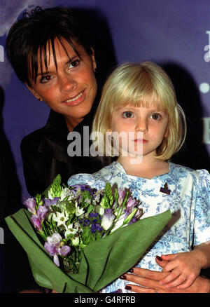 Madre di Spice Girl Victoria Beckham alla Meningitis Research Foundation di Londra, con Bethany Hawkins di 4 anni, lanciando una campagna volta ad educare i nuovi genitori sui segni premonitori della meningite. Foto Stock