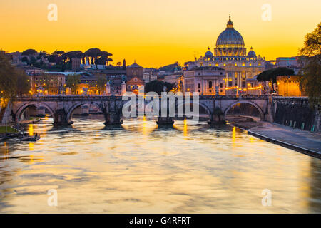 Lo Stato della Città del Vaticano al tramonto. Foto Stock