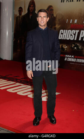 Tom Cruise arriva per la prima inglese di Mission:Impossible Ghost Protocol, presso il BFI IMAX, Waterloo, Londra. Foto Stock