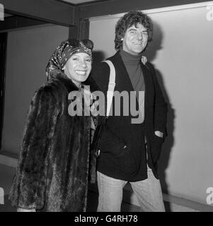 La cantante Shirley Bassey cammina verso il suo volo di Los Angeles all'aeroporto di Heathrow con un nuovo ragazzo misterioso conosciuto solo come MR Lannstrom. Ha detto: "È il mio Signore amico, ma non abbiamo intenzione di sposarci. Devo ottenere un divorzio in primo luogo. Non sto dicendo nulla di più su di lui". La cantante gallese si stava recando in un tour di un mondo di concerti che ha detto sarebbe stata la sua ultima su quella scala. Foto Stock