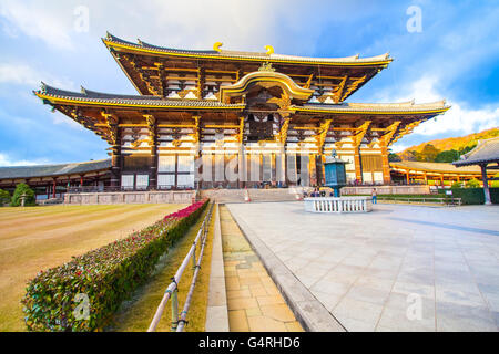 Nara, Giappone - 1 Dicembre 2012: Tempio di Todai-ji è un tempio buddista complessa, che una volta era uno dei potenti sette grandi Temp Foto Stock