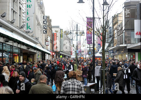 Gli amanti dello shopping natalizio in Northumberland Street a Newcastle, in quello che ci si aspetta sia uno dei giorni di shopping più affollato dell'anno. Foto Stock