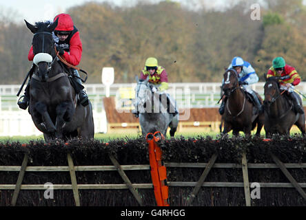 Big Bucks guidato da Ruby Walsh (a sinistra) continua a vincere il Lough Derg Long Walk Hindle durante l'incontro di Natale all'ippodromo di Ascot, Berkshire. Foto Stock