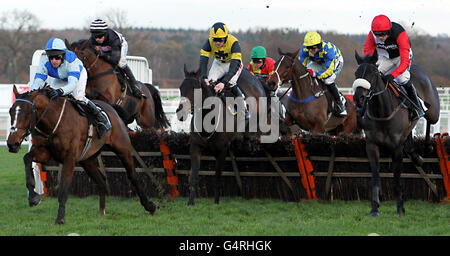 Big Bucks guidato da Ruby Walsh (a destra) continua a vincere il Lough Derg Long Walk Hindle durante l'incontro di Natale all'ippodromo di Ascot, Berkshire. Foto Stock