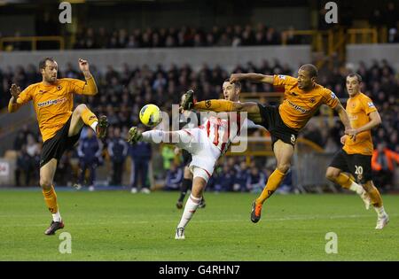 Wolverhampton, Steven Fletcher di Wanderers (a sinistra) e Karl Henry (a destra) Azione contro Marc Wilson di Stoke City (centro) Foto Stock