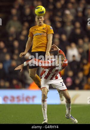 Wolverhampton Wanderers' Christophe Berra (a sinistra) e Peter Crouch di Stoke City (Destra) in azione Foto Stock