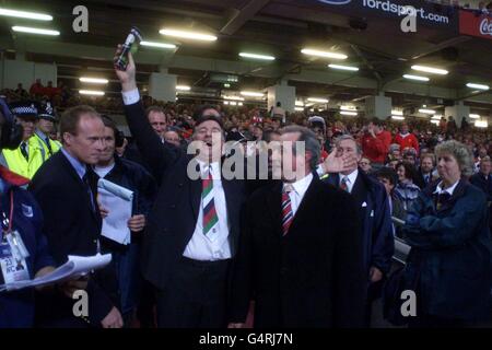 Gli ex giocatori del Galles Barry John (al centro) e Gareth Edwards (a destra) si godono la cerimonia di apertura della Coppa del mondo di rugby 1999 che si tiene nel Millennium Stadium di Cardiff. Il Galles ha aperto il torneo con una vittoria 23 - 18 sull'Argentina. Foto Stock