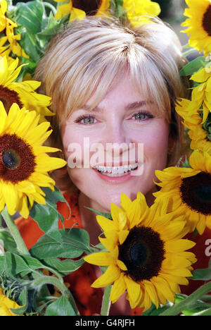 L'ex presentatore di GMTV Anthea Turner tiene girasoli al lancio del Live Every Moment Appeal, il più grande appello del movimento britannico Hospice mai raccolta fondi, organizzato da Help The Hospices e Sainsbury's, alla Principessa Alice Hospice di Surrey. * i badge Live Every Moment, sotto forma di girasole, saranno in vendita in tutti i negozi di Sainsbury, prezzo 1 ciascuno, a ottobre. La sig.ra Turner ha annunciato il suo impegno verso Grant Bovey all'inizio di questa settimana, appena tre settimane dopo il suo divorzio dall'ex DJ di radio uno Peter Powell e un mese dopo il divorzio di 38 anni di MR Bovey da sua moglie della. Foto Stock