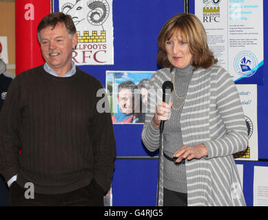 La figlia di Bill McLarens Linda Lawson con il marito Alan Lawson che parla con Hillfoots Rugby Club dopo che sono diventati il primo positivo Coaching Scozia in associazione con il club accreditato Bill McLaren Foundation in Scozia. Foto Stock