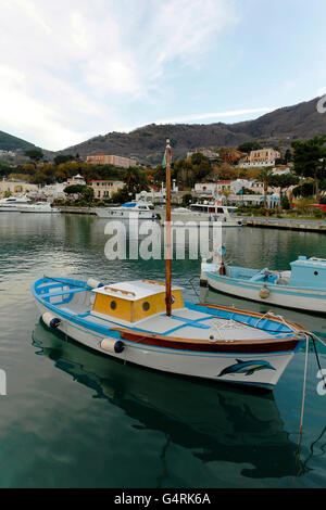 Le barche nel porto di Casamicciola, Isola d Ischia, Golfo di Napoli, Campania, Italia, Europa Foto Stock