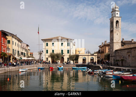 Porto e la chiesa di San Nicolò, Lazise, Lago di Garda, Veneto, Italia, Europa, PublicGround Foto Stock