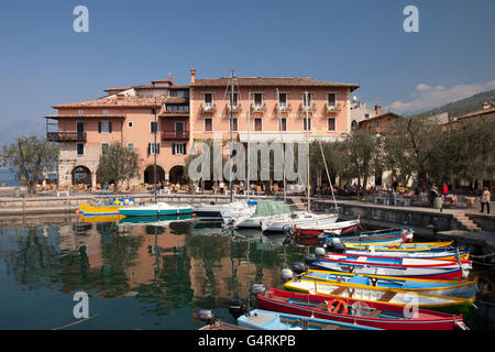Le barche nel porto di Torri del Benaco sul Lago di Garda, Veneto, Italia, Europa, PublicGround Foto Stock
