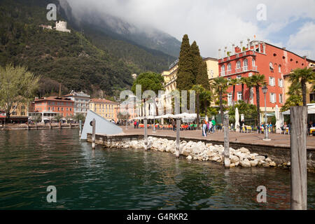 Edifici e passeggiata lungo la riva del lago di Garda, Riva del Garda Trentino Alto Adige, Italia, Europa, PublicGround Foto Stock