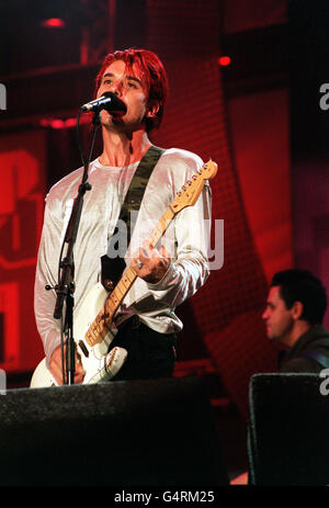 Questa foto può essere utilizzata solo in combinazione con editoriale su NetAid. Gavin Rossdale, cantante della rock band Bush, si esibisce sul palco al concerto di beneficenza NetAid, presso lo stadio di Wembley. Foto Stock