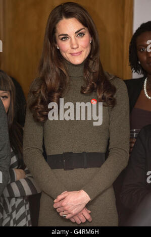 La Duchessa di Cambridge guarda uno spettacolo durante una visita con suo marito al Centrepoint's Camberwell Foyer a Londra. Foto Stock