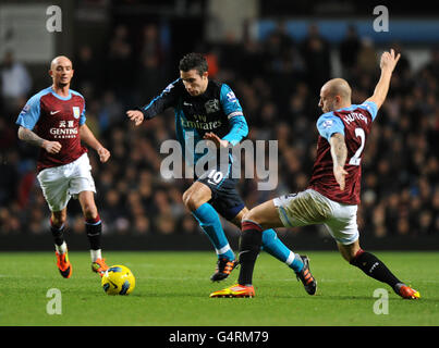 Aston Villa's Alan Hutton (a destra) e Arsenal's Robin Van Persie combatti per la palla Foto Stock