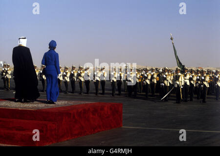 La regina Elisabetta II e il re Khalid riesaminano la Guardia d'onore quando lei e il duca di Edimburgo arrivarono all'aeroporto di Riyadh all'inizio della loro visita in Arabia Saudita. Foto Stock