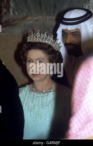 La Regina Elisabetta II al Maathar Palace in Arabia Saudita dove lei e il Duca di Edimburgh mangiavano con il Re Khalid. Foto Stock