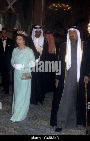 La regina Elisabetta II camminava con il re Khalid, giusto, quando lei e il duca di Edimburgo cenarono con i reali sauditi al Maathar Palace, Arabia Saudita. Foto Stock