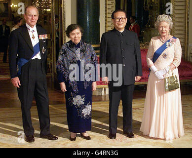 Il principe della Gran Bretagna Filippo, il duca di Edimburgo, Madame Wang Yeping, il presidente cinese Jiang Zemin e la regina Elisabetta II (da l-r) posano per una fotografia nella Sala della Musica prima di un banchetto di stato a Buckingham Palace a Londra. Foto Stock