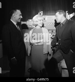 Ron Ledger, deputato laburista per Romford, Essex (l) parla con la cantante Kathy Kirby e il produttore della BBC Ernest Maxim (r) durante una visita al BBC Television Theatre di Shepherd's Bush, Londra. L'occasione è stata una prova per 'il Kathy Kirby Show'. Ron Ledger è stato invitato alla BBC da Ernest Maxim. Foto Stock