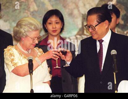 La regina Elisabetta II condivide un brindisi con il presidente cinese Jiang Zemin durante un banchetto tenuto presso l'ambasciata cinese a Londra. Foto Stock