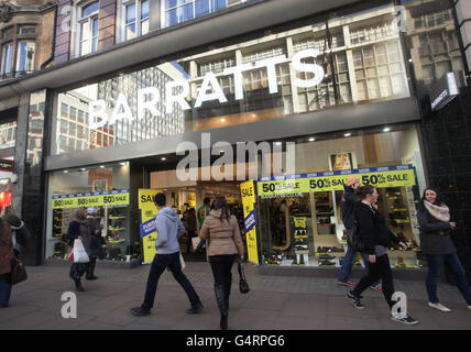 Una filiale del negozio di scarpe Barratts su Oxford Street, nel centro di Londra Foto Stock