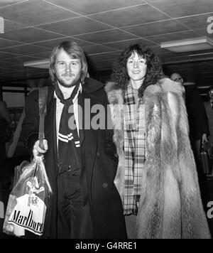 Anni-Frid Lyngstad e Benny Andersson, due membri del gruppo pop svedese 'Abba' al London's Heathrow Airport, mentre arrivano per la prima del loro film Abba - The Movie'. Foto Stock