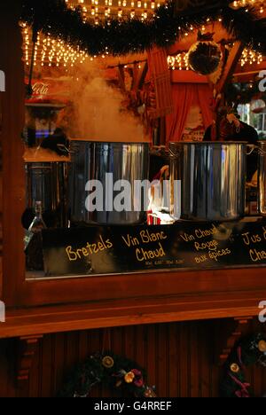 Tradizionale vin chaud sul mercato di Natale a Strasburgo, Francia Foto Stock