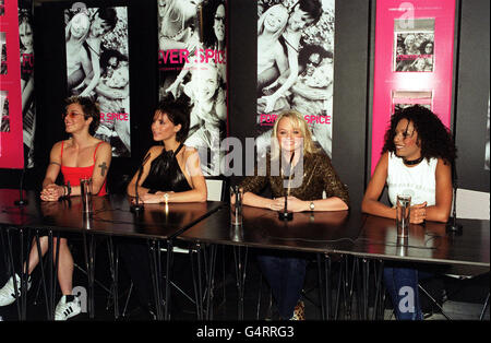 Spice Girls (L-R) Mel C, Victoria Beckham, Emma Bunton e Mel B, durante una fotocellula a Londra, dove hanno lanciato il loro libro 'Forever Spice'. Foto Stock