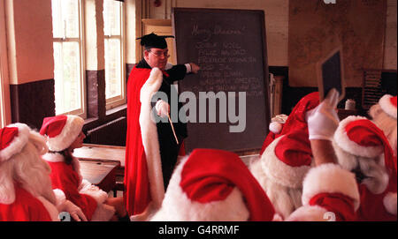 Clifford Hume, il padre più esperto di Natale del Ministero del divertimento, vestito da capo insegnante, ha condotto lezioni e prove per una Santa School aperto giorno, tenuto in una vera e propria classe vittoriana nell'East End di Londra. * il giorno aperto ha offerto un'opportunità esclusiva per scoprire esattamente ciò che rende perfetto il Natale del Padre. Foto Stock