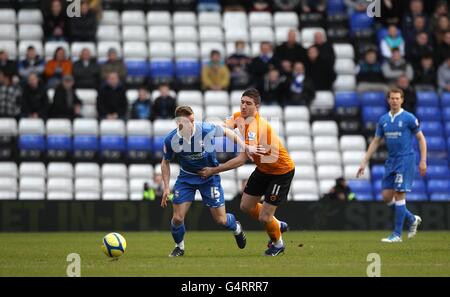 Wolverhampton Wanderers' Stephen Ward (a destra) e Wade Elliott di Birmingham City (a sinistra) combatti per la palla come sono visibili i posti vuoti nelle tribune Foto Stock