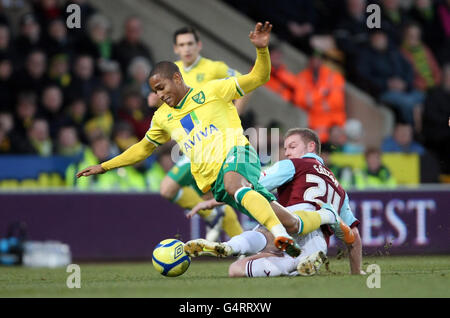 Il Simeon Jackson di Norwich City viene sfidato da Brian Easton di Burnley (a destra) durante la fa Cup, terza partita a Carrow Road, Norwich. Foto Stock