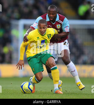 Simeon Jackson di Norwich City e Andre Amougou di Burnley si battono per la sfera Foto Stock