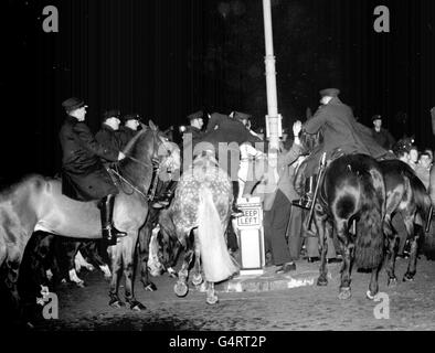 La guerra - crisi di Suez - Anti-guerra di manifestanti - Whitehall, Londra Foto Stock