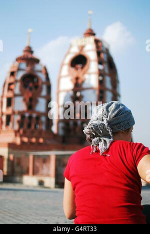 Donna seduta dal Tempio ISKCON, New Delhi, India Foto Stock