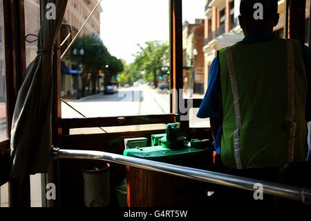 Equitazione sulla strada auto, New Orleans, Louisiana, Stati Uniti d'America. Foto Stock