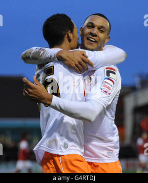 Thomas Ince di Blackpool (a sinistra) festeggia con Matt Phillips (a destra) dopo aver segnato il terzo gol ai suoi lati contro Fleetwood Town. Foto Stock