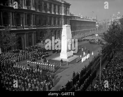 Re Giorgio VI, accompagnato dalla principessa Elisabetta e dal Duca di Gloucester, guida l'omaggio della nazione ai morti di due guerre mondiali in una solenne cerimonia al Cenotafio. Foto Stock