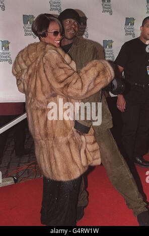 La cantante americana Whitney Houston e suo marito, rapper Bobby Brown arrivano al Point di Dublino per gli MTV Europe Awards 1999, dove vinse il premio Best RnB Award. Foto Stock