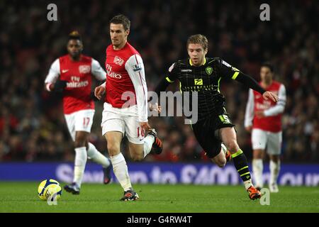 Adam Clayton (a destra) di Leeds United e la battaglia di Aaron Ramsey di Arsenal per la sfera Foto Stock